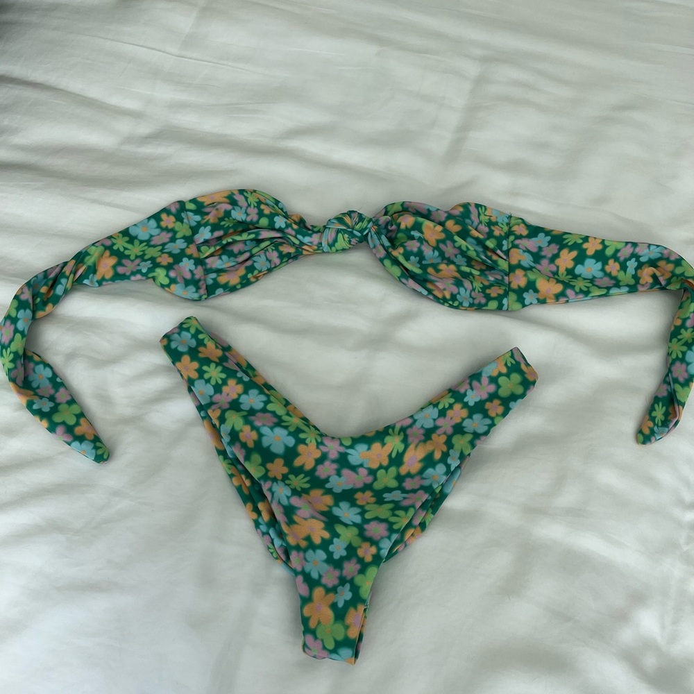Skatie xs bikini set napali Lyndi Parker